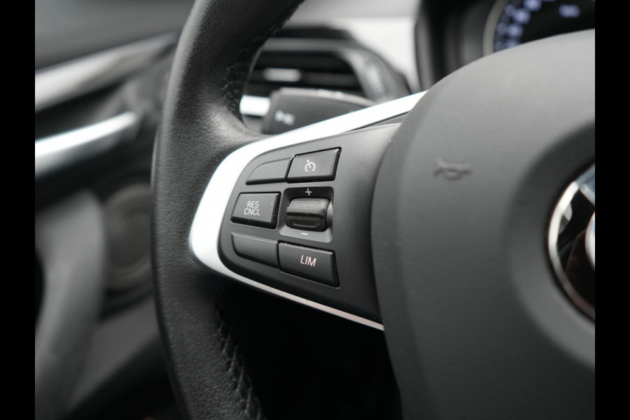 BMW X1 xDrive25e Sportline PHEV 221pk Dealer O.H | Trekhaak Afn. | Camera | Harman / Kardon | Head Up | Sporstoelen Verwarmd | Cruise Control | Carplay | Sfeerverlichting | Navigatie | DAB | 18"L.M | Plug In Hybrid |