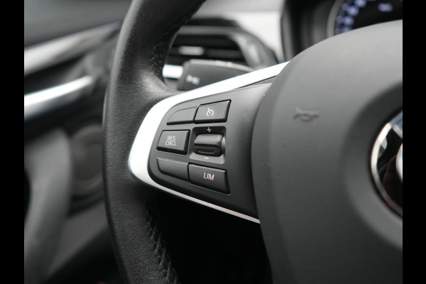 BMW X1 xDrive25e Sportline PHEV 221pk Dealer O.H | Trekhaak Afn. | Camera | Harman / Kardon | Head Up | Sporstoelen Verwarmd | Cruise Control | Carplay | Sfeerverlichting | Navigatie | DAB | 18"L.M | Plug In Hybrid |