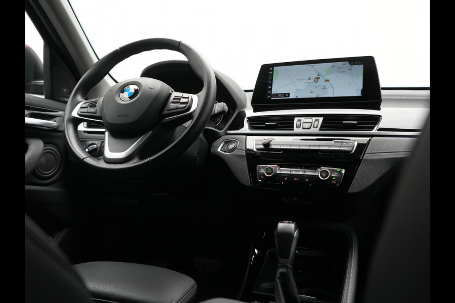 BMW X1 xDrive25e Sportline PHEV 221pk Dealer O.H | Trekhaak Afn. | Camera | Harman / Kardon | Head Up | Sporstoelen Verwarmd | Cruise Control | Carplay | Sfeerverlichting | Navigatie | DAB | 18"L.M | Plug In Hybrid |