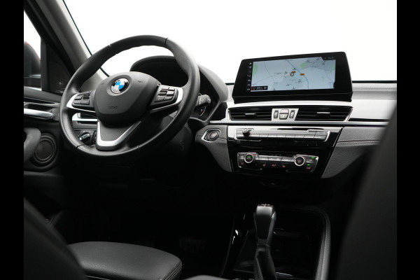 BMW X1 xDrive25e Sportline PHEV 221pk Dealer O.H | Trekhaak Afn. | Camera | Harman / Kardon | Head Up | Sporstoelen Verwarmd | Cruise Control | Carplay | Sfeerverlichting | Navigatie | DAB | 18"L.M | Plug In Hybrid |