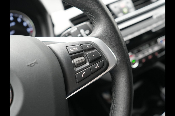 BMW X1 xDrive25e Sportline PHEV 221pk Dealer O.H | Trekhaak Afn. | Camera | Harman / Kardon | Head Up | Sporstoelen Verwarmd | Cruise Control | Carplay | Sfeerverlichting | Navigatie | DAB | 18"L.M | Plug In Hybrid |