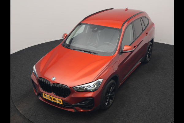 BMW X1 xDrive25e Sportline PHEV 221pk Dealer O.H | Trekhaak Afn. | Camera | Harman / Kardon | Head Up | Sporstoelen Verwarmd | Cruise Control | Carplay | Sfeerverlichting | Navigatie | DAB | 18"L.M | Plug In Hybrid |