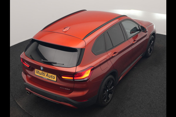 BMW X1 xDrive25e Sportline PHEV 221pk Dealer O.H | Trekhaak Afn. | Camera | Harman / Kardon | Head Up | Sporstoelen Verwarmd | Cruise Control | Carplay | Sfeerverlichting | Navigatie | DAB | 18"L.M | Plug In Hybrid |