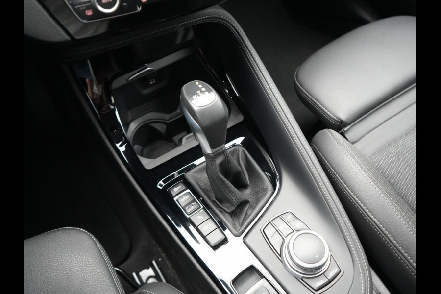 BMW X1 xDrive25e Sportline PHEV 221pk Dealer O.H | Trekhaak Afn. | Camera | Harman / Kardon | Head Up | Sporstoelen Verwarmd | Cruise Control | Carplay | Sfeerverlichting | Navigatie | DAB | 18"L.M | Plug In Hybrid |