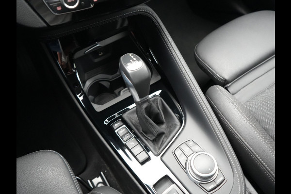 BMW X1 xDrive25e Sportline PHEV 221pk Dealer O.H | Trekhaak Afn. | Camera | Harman / Kardon | Head Up | Sporstoelen Verwarmd | Cruise Control | Carplay | Sfeerverlichting | Navigatie | DAB | 18"L.M | Plug In Hybrid |
