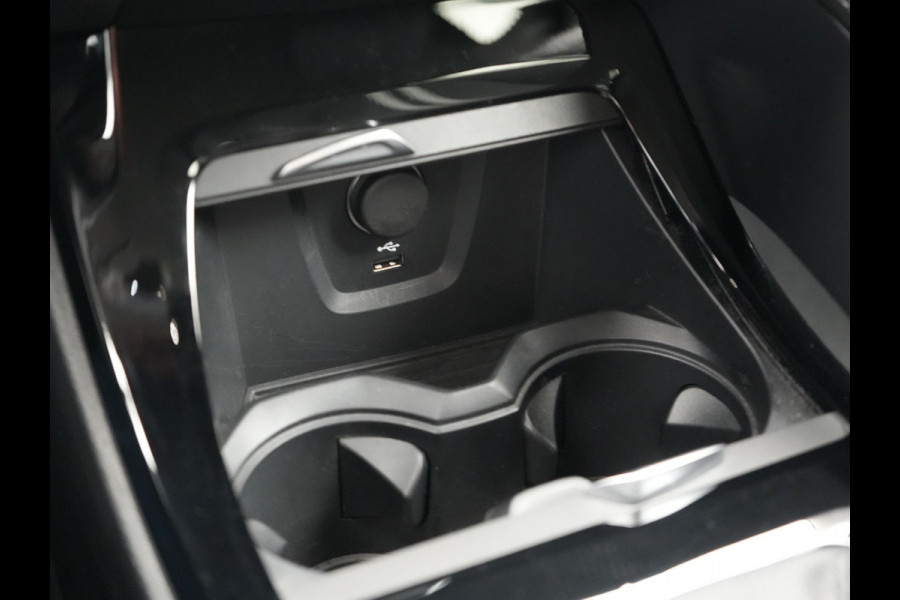 BMW X1 xDrive25e Sportline PHEV 221pk Dealer O.H | Trekhaak Afn. | Camera | Harman / Kardon | Head Up | Sporstoelen Verwarmd | Cruise Control | Carplay | Sfeerverlichting | Navigatie | DAB | 18"L.M | Plug In Hybrid |