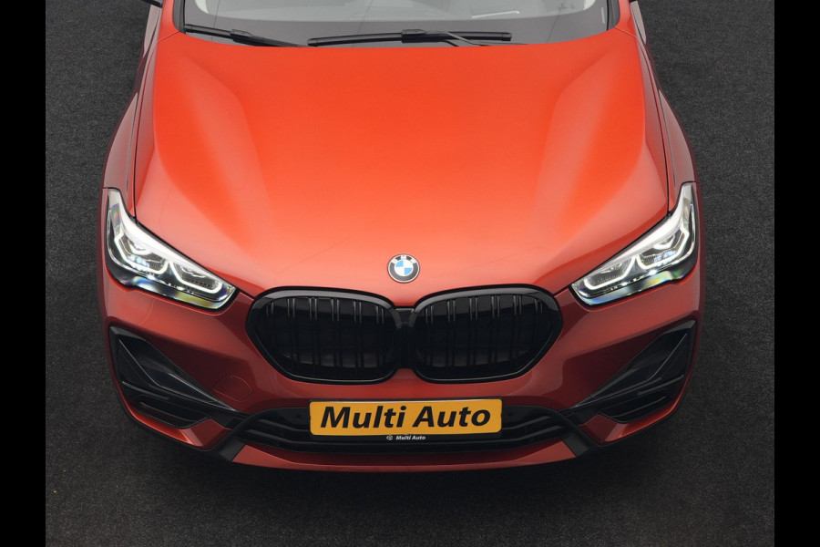 BMW X1 xDrive25e Sportline PHEV 221pk Dealer O.H | Trekhaak Afn. | Camera | Harman / Kardon | Head Up | Sporstoelen Verwarmd | Cruise Control | Carplay | Sfeerverlichting | Navigatie | DAB | 18"L.M | Plug In Hybrid |