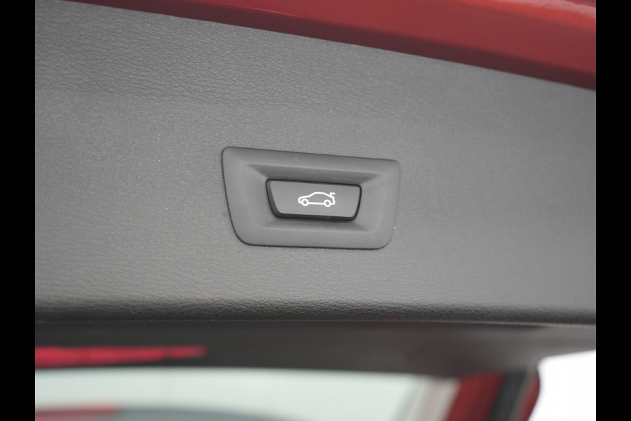 BMW X1 xDrive25e Sportline PHEV 221pk Dealer O.H | Trekhaak Afn. | Camera | Harman / Kardon | Head Up | Sporstoelen Verwarmd | Cruise Control | Carplay | Sfeerverlichting | Navigatie | DAB | 18"L.M | Plug In Hybrid |