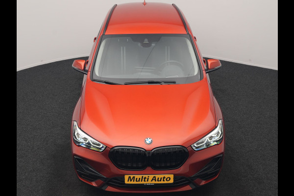 BMW X1 xDrive25e Sportline PHEV 221pk Dealer O.H | Trekhaak Afn. | Camera | Harman / Kardon | Head Up | Sporstoelen Verwarmd | Cruise Control | Carplay | Sfeerverlichting | Navigatie | DAB | 18"L.M | Plug In Hybrid |