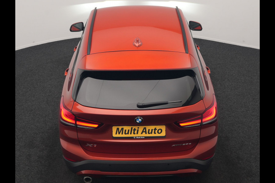BMW X1 xDrive25e Sportline PHEV 221pk Dealer O.H | Trekhaak Afn. | Camera | Harman / Kardon | Head Up | Sporstoelen Verwarmd | Cruise Control | Carplay | Sfeerverlichting | Navigatie | DAB | 18"L.M | Plug In Hybrid |