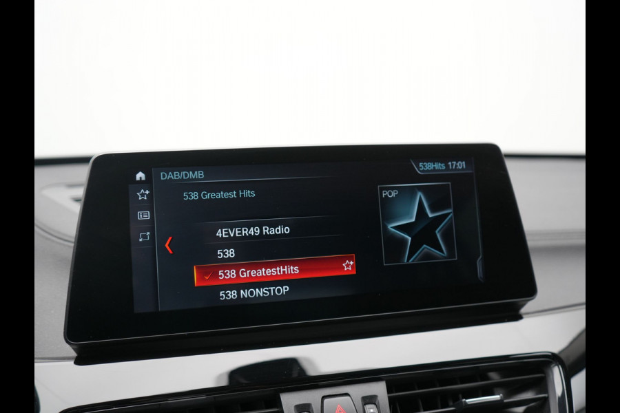 BMW X1 xDrive25e Sportline PHEV 221pk Dealer O.H | Trekhaak Afn. | Camera | Harman / Kardon | Head Up | Sporstoelen Verwarmd | Cruise Control | Carplay | Sfeerverlichting | Navigatie | DAB | 18"L.M | Plug In Hybrid |