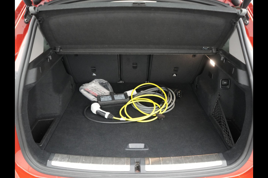 BMW X1 xDrive25e Sportline PHEV 221pk Dealer O.H | Trekhaak Afn. | Camera | Harman / Kardon | Head Up | Sporstoelen Verwarmd | Cruise Control | Carplay | Sfeerverlichting | Navigatie | DAB | 18"L.M | Plug In Hybrid |