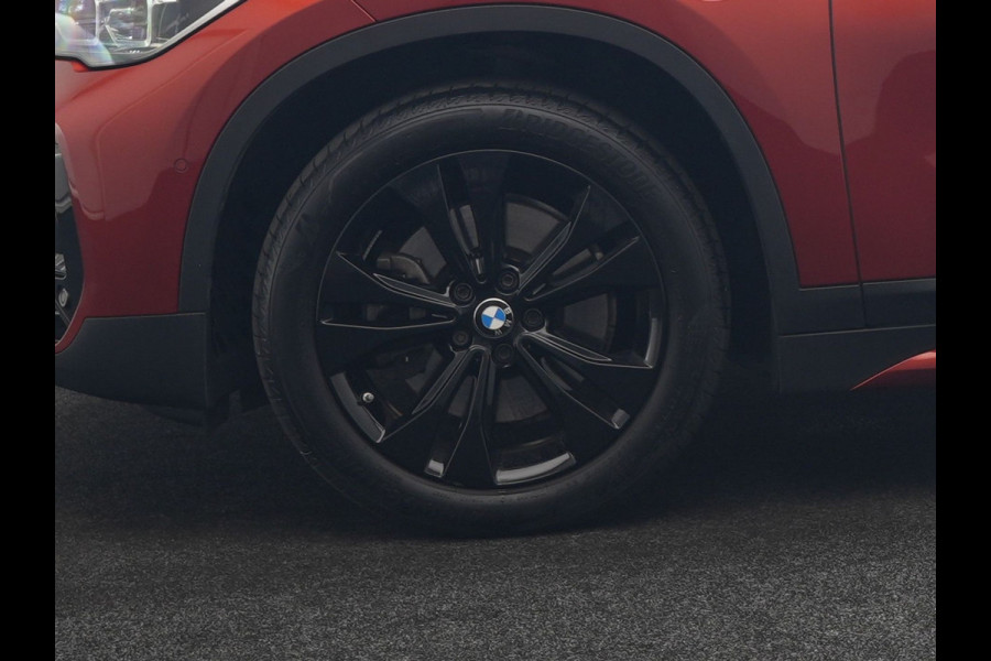 BMW X1 xDrive25e Sportline PHEV 221pk Dealer O.H | Trekhaak Afn. | Camera | Harman / Kardon | Head Up | Sporstoelen Verwarmd | Cruise Control | Carplay | Sfeerverlichting | Navigatie | DAB | 18"L.M | Plug In Hybrid |