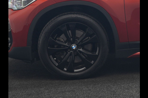 BMW X1 xDrive25e Sportline PHEV 221pk Dealer O.H | Trekhaak Afn. | Camera | Harman / Kardon | Head Up | Sporstoelen Verwarmd | Cruise Control | Carplay | Sfeerverlichting | Navigatie | DAB | 18"L.M | Plug In Hybrid |