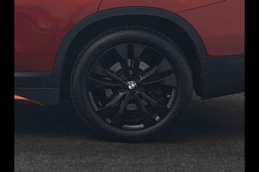 BMW X1 xDrive25e Sportline PHEV 221pk Dealer O.H | Trekhaak Afn. | Camera | Harman / Kardon | Head Up | Sporstoelen Verwarmd | Cruise Control | Carplay | Sfeerverlichting | Navigatie | DAB | 18"L.M | Plug In Hybrid |