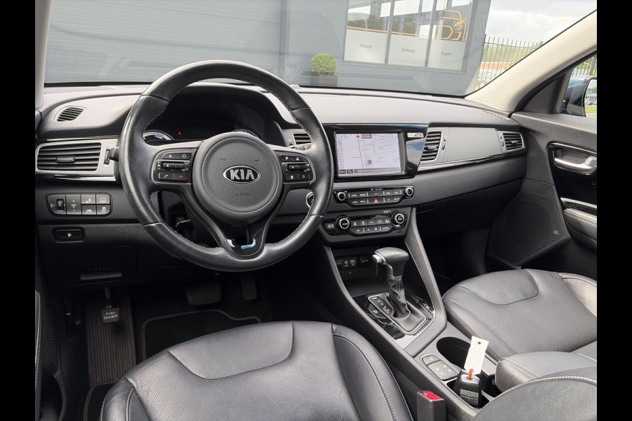 Kia Niro 1.6 GDi Hybrid ExecutiveLine ✓1e Eigenaar✓Trekhaak✓Draadloze telefoonlader✓Camera✓Stoelverw✓Stuurverw✓Stoelverkoeling✓Keyless✓Carplay✓Navi✓Clima✓Cruise✓Leder✓Pdc V+A✓Dodehoeksensor✓18''Lm velgen✓Memorystoelen✓N.A.P✓Apk tot 07-2027