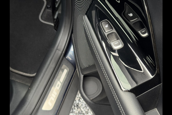Kia Niro 1.6 GDi Hybrid ExecutiveLine ✓1e Eigenaar✓Trekhaak✓Draadloze telefoonlader✓Camera✓Stoelverw✓Stuurverw✓Stoelverkoeling✓Keyless✓Carplay✓Navi✓Clima✓Cruise✓Leder✓Pdc V+A✓Dodehoeksensor✓18''Lm velgen✓Memorystoelen✓N.A.P✓Apk tot 07-2027