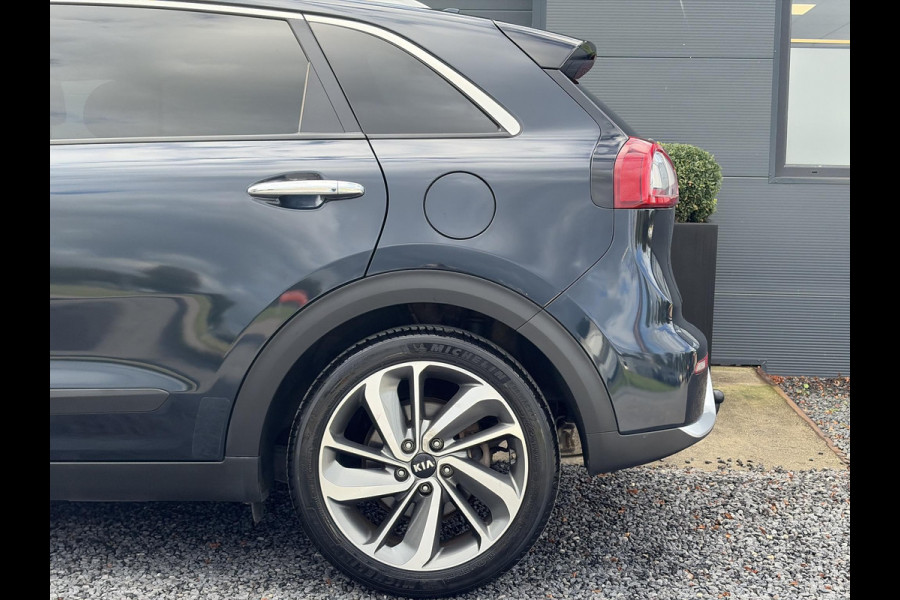 Kia Niro 1.6 GDi Hybrid ExecutiveLine ✓1e Eigenaar✓Trekhaak✓Draadloze telefoonlader✓Camera✓Stoelverw✓Stuurverw✓Stoelverkoeling✓Keyless✓Carplay✓Navi✓Clima✓Cruise✓Leder✓Pdc V+A✓Dodehoeksensor✓18''Lm velgen✓Memorystoelen✓N.A.P✓Apk tot 07-2027