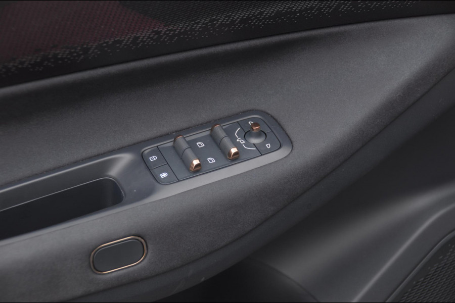 Lynk & Co 08 350PK Automaat More / 200km elektrisch / Stoelventilatie / Massage / Adaptieve cruise control / Panoramadak / Stoelverwarming / Harman Kardon audio / Apple carplay / Parkeersensoren met 360 camera / Elektrische stoelen / BLIS