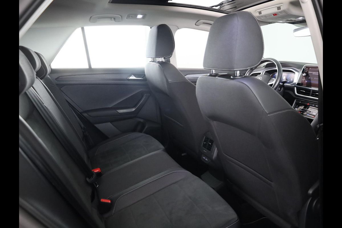Volkswagen T-Roc 1.5 TSI Style 150 pk Automaat (DSG) | Navigatie via App | Panoramadak | Trekhaak (afneembaar) | Parkeersensoren (Park assist) | Achteruitrijcamera | Keyless pakket |