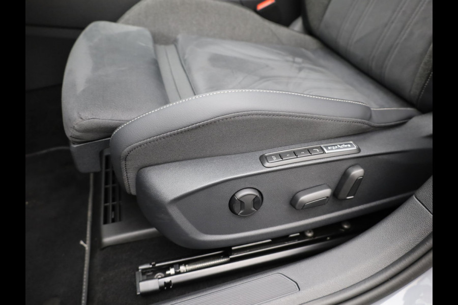Volkswagen Golf 1.5 eTSI 50 Edition | Panodak | Trekhaak wegkl. | Stoelgeheugen | Side Assist | Head Up | IQ Light | Prijs Rijklaar!!