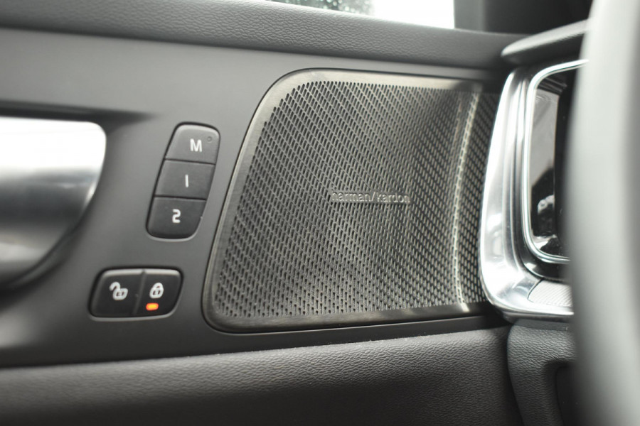 Volvo V60 T6 350PK Plug-in hybrid AWD Plus Dark / Adaptive Cruise Control / 360 Camera / Harman Kardon / Stoel- en stuurverwarming / Stoelverwarming achter /  Trekhaak / Elektrische stoelen met geheugen / Elektrische achterklep