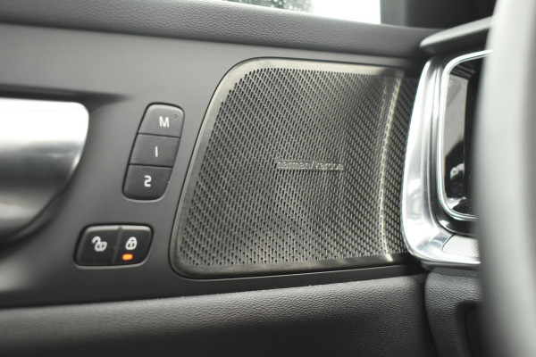 Volvo V60 T6 350PK Plug-in hybrid AWD Plus Dark / Adaptive Cruise Control / 360 Camera / Harman Kardon / Stoel- en stuurverwarming / Stoelverwarming achter /  Trekhaak / Elektrische stoelen met geheugen / Elektrische achterklep