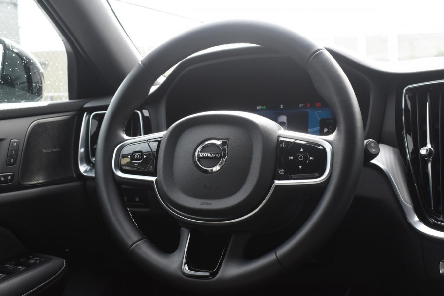 Volvo V60 T6 350PK Plug-in hybrid AWD Plus Dark / Adaptive Cruise Control / 360 Camera / Harman Kardon / Stoel- en stuurverwarming / Stoelverwarming achter /  Trekhaak / Elektrische stoelen met geheugen / Elektrische achterklep