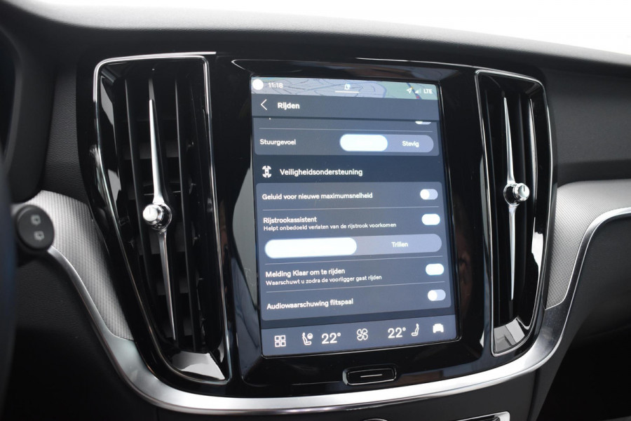 Volvo V60 T6 350PK Plug-in hybrid AWD Plus Dark / Adaptive Cruise Control / 360 Camera / Harman Kardon / Stoel- en stuurverwarming / Stoelverwarming achter /  Trekhaak / Elektrische stoelen met geheugen / Elektrische achterklep