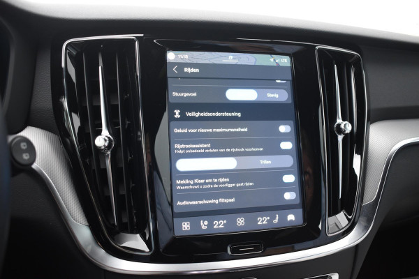 Volvo V60 T6 350PK Plug-in hybrid AWD Plus Dark / Adaptive Cruise Control / 360 Camera / Harman Kardon / Stoel- en stuurverwarming / Stoelverwarming achter /  Trekhaak / Elektrische stoelen met geheugen / Elektrische achterklep