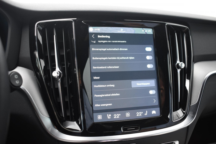 Volvo V60 T6 350PK Plug-in hybrid AWD Plus Dark / Adaptive Cruise Control / 360 Camera / Harman Kardon / Stoel- en stuurverwarming / Stoelverwarming achter /  Trekhaak / Elektrische stoelen met geheugen / Elektrische achterklep