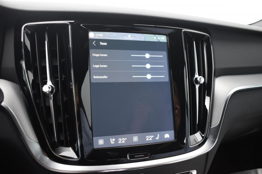 Volvo V60 T6 350PK Plug-in hybrid AWD Plus Dark / Adaptive Cruise Control / 360 Camera / Harman Kardon / Stoel- en stuurverwarming / Stoelverwarming achter /  Trekhaak / Elektrische stoelen met geheugen / Elektrische achterklep