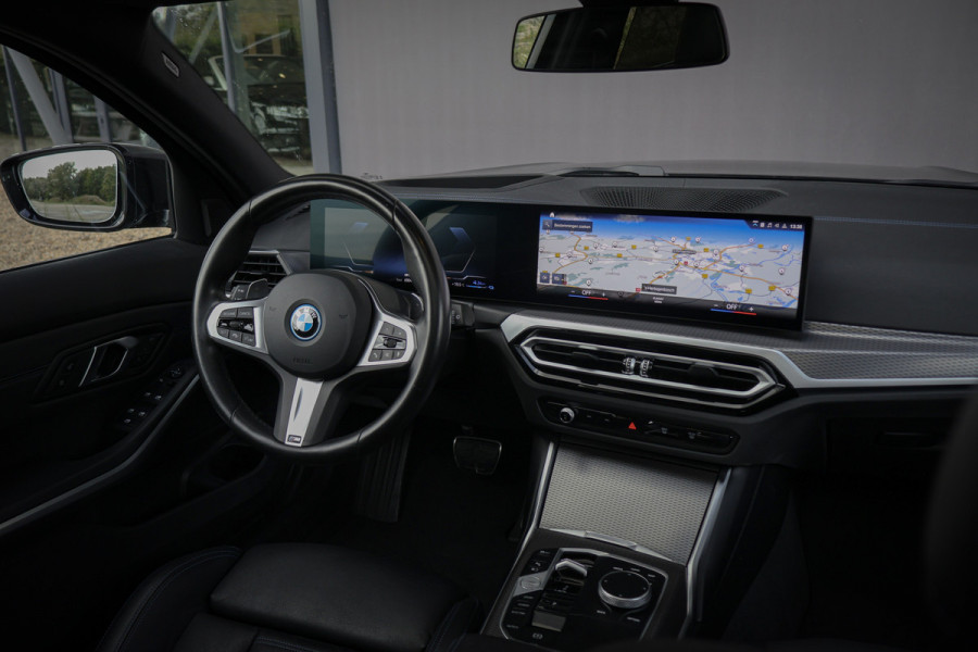 BMW 3 Serie Touring 330e xDrive ADAPTIVE CRUISE | STOELVERWARMING | CAMERA | M STOELEN | PANO | HEAD UP | MEMORY | APPLE CARPLAY