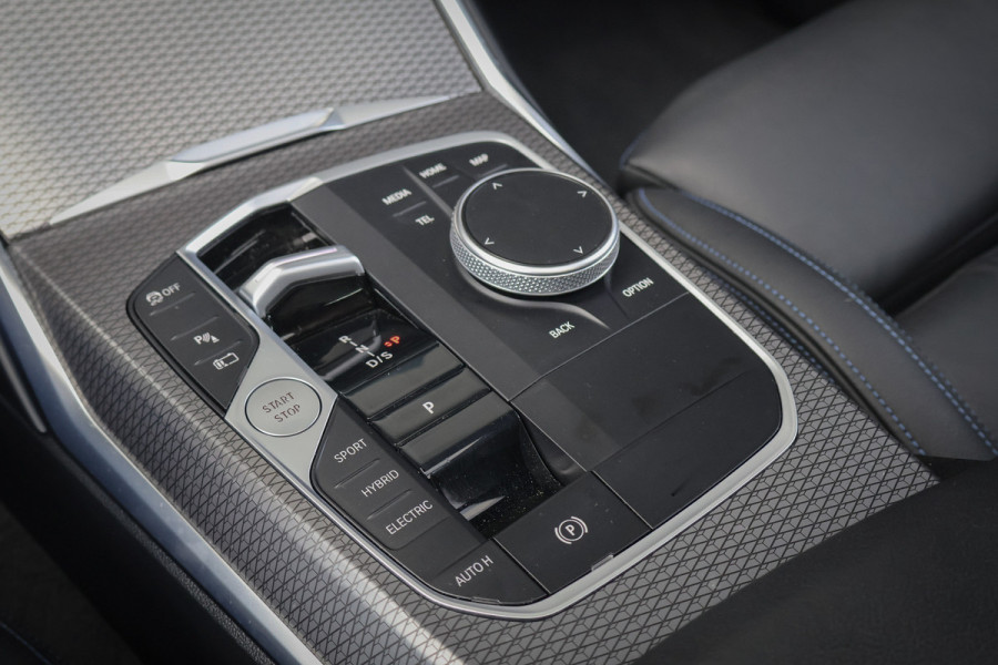 BMW 3 Serie Touring 330e xDrive ADAPTIVE CRUISE | STOELVERWARMING | CAMERA | M STOELEN | PANO | HEAD UP | MEMORY | APPLE CARPLAY