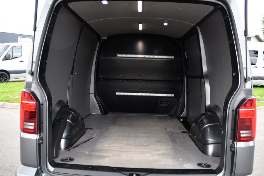 Volkswagen Transporter 2.0 TDI L1H1 30 4Motion Bulli Virtual, Camera, Carplay, 199pk, 4x4, LED, Automaat. Sensoren, Stoelverwarming, Trekhaak, Uniek!