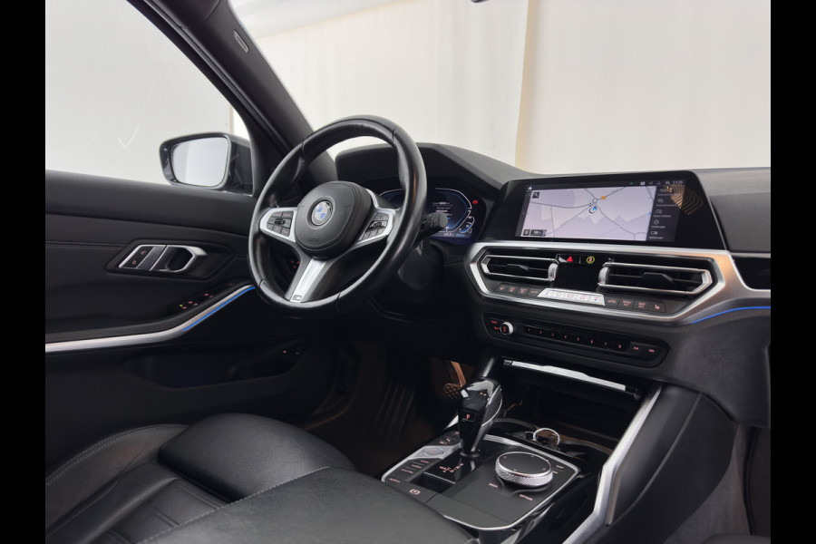 BMW 3 Serie Touring 330e High Executive (Plug-in) {SoH-91%} (INCL.BTW) Aut. *LEATHER | FULL-LED | HEATED-SPORTSEATS | HIFI-SOUND | NAVI-FULLMAP | DAB+ | DIGI-COCKPIT | PRIVACY-GLASS | AMBIENT-LIGHT | ECC | PDC | CRUISE | 19-ALU*