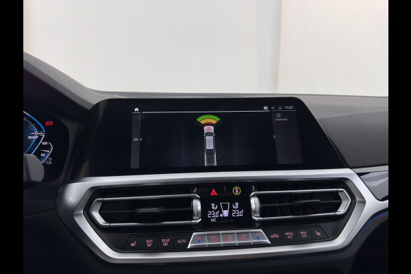 BMW 3 Serie Touring 330e High Executive (Plug-in) {SoH-91%} (INCL.BTW) Aut. *LEATHER | FULL-LED | HEATED-SPORTSEATS | HIFI-SOUND | NAVI-FULLMAP | DAB+ | DIGI-COCKPIT | PRIVACY-GLASS | AMBIENT-LIGHT | ECC | PDC | CRUISE | 19-ALU*