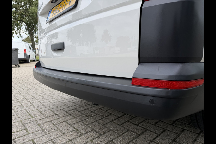 Volkswagen Transporter 2.0 TDI 150pk DSG automaat / L2H1 Comfortline / vaste prijs rijklaar € 16.950 ex btw / lease vanaf € 285 / euro 6 / bpm vrij / airco / cruise / navigatie / parkpilot / 2 x stoel met armsteun !