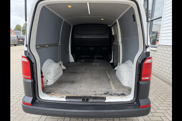 Volkswagen Transporter 2.0 TDI 150pk DSG automaat / L2H1 Comfortline / vaste prijs rijklaar € 16.950 ex btw / lease vanaf € 285 / euro 6 / bpm vrij / airco / cruise / navigatie / parkpilot / 2 x stoel met armsteun !