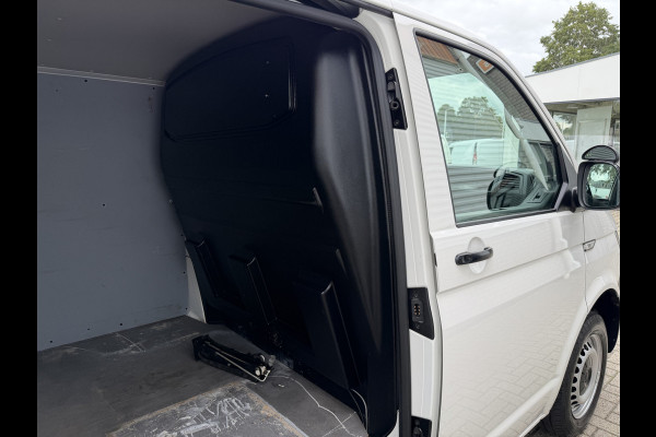 Volkswagen Transporter 2.0 TDI 150pk DSG automaat / L2H1 Comfortline / vaste prijs rijklaar € 16.950 ex btw / lease vanaf € 285 / euro 6 / bpm vrij / airco / cruise / navigatie / parkpilot / 2 x stoel met armsteun !