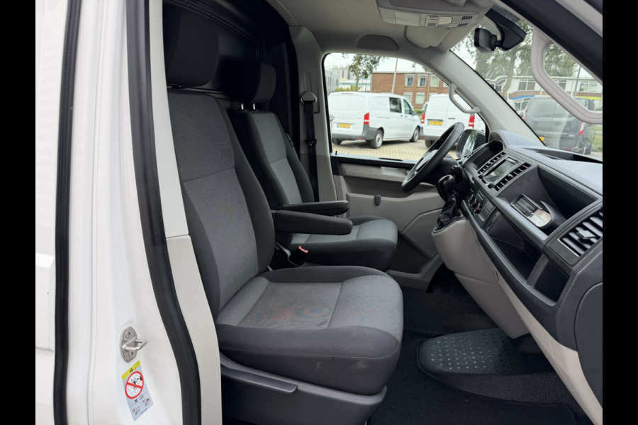 Volkswagen Transporter 2.0 TDI 150pk DSG automaat / L2H1 Comfortline / vaste prijs rijklaar € 16.950 ex btw / lease vanaf € 285 / euro 6 / bpm vrij / airco / cruise / navigatie / parkpilot / 2 x stoel met armsteun !