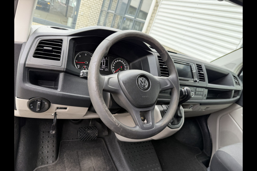 Volkswagen Transporter 2.0 TDI 150pk DSG automaat / L2H1 Comfortline / vaste prijs rijklaar € 16.950 ex btw / lease vanaf € 285 / euro 6 / bpm vrij / airco / cruise / navigatie / parkpilot / 2 x stoel met armsteun !