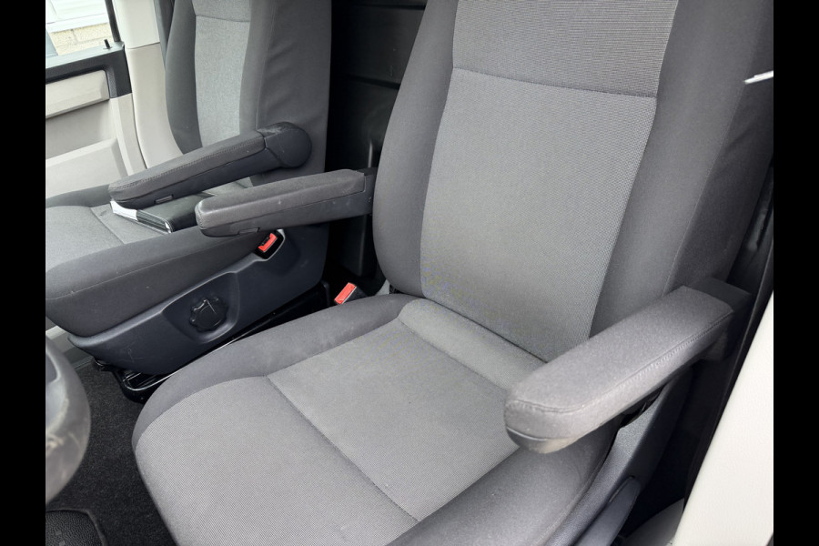 Volkswagen Transporter 2.0 TDI 150pk DSG automaat / L2H1 Comfortline / vaste prijs rijklaar € 16.950 ex btw / lease vanaf € 285 / euro 6 / bpm vrij / airco / cruise / navigatie / parkpilot / 2 x stoel met armsteun !