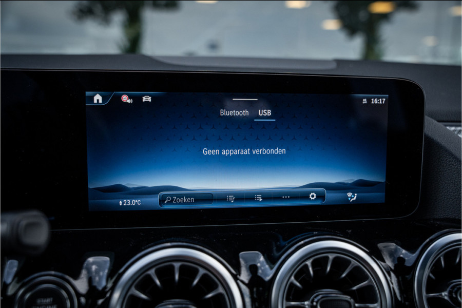 Mercedes-Benz GLA 250 e Star Edition AMG Line ** Panodak ** Keyless ** Camera ** Carplay EV rijbereik tot 70km