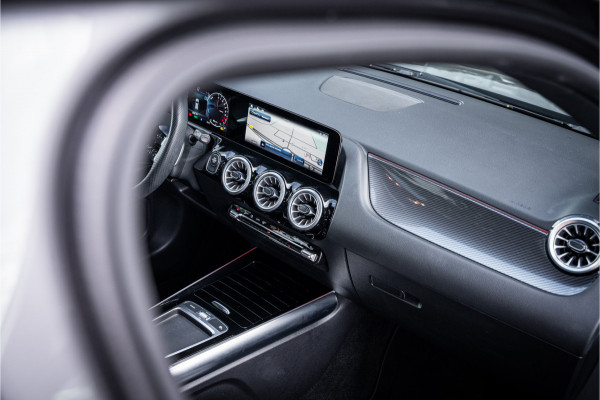 Mercedes-Benz GLA 250 e Star Edition AMG Line ** Panodak ** Keyless ** Camera ** Carplay EV rijbereik tot 70km