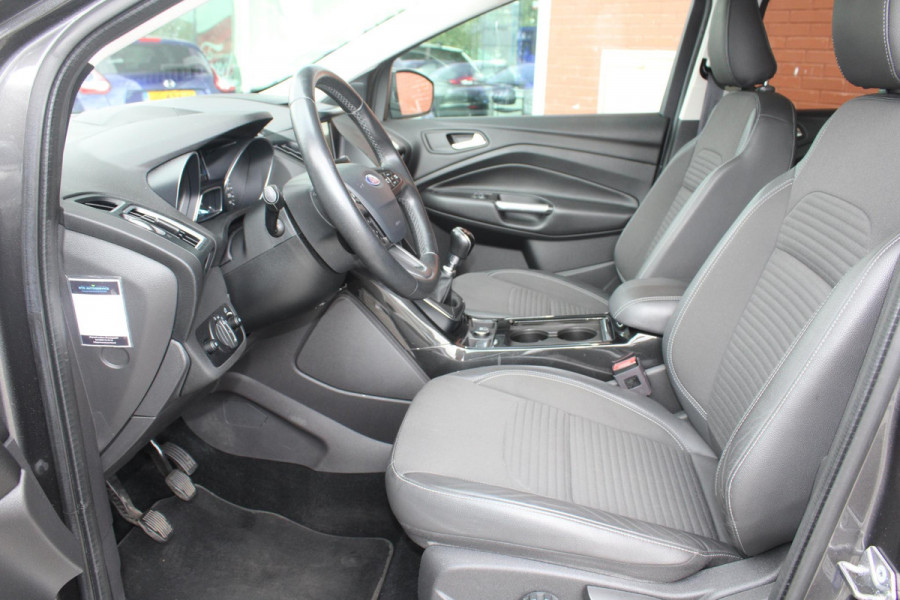 Ford Kuga 1.5 EcoBoost Titanium | Wegklapbare Trekhaak | Stoelverwarming | Cruise Control | Navigatie | Parkeersensoren |