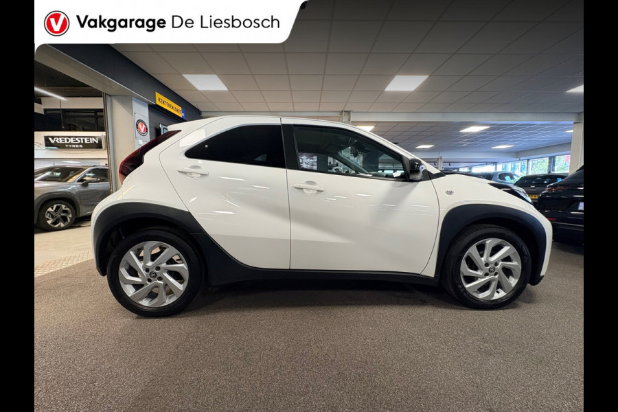 Toyota Aygo X 1.0 VVT-i MT first / apple /stoelverw /cruisec /camera/pdc/clima/boeken