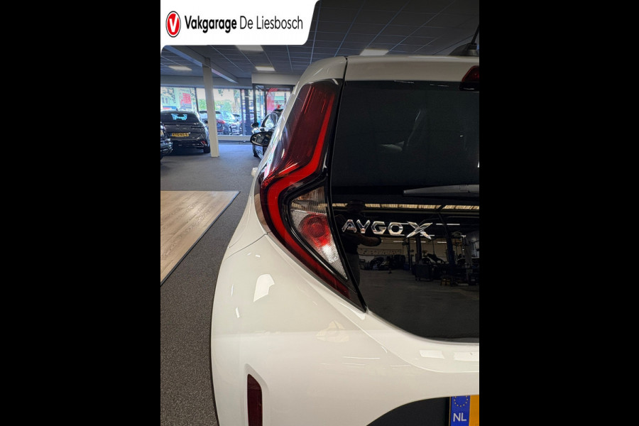 Toyota Aygo X 1.0 VVT-i MT first / apple /stoelverw /cruisec /camera/pdc/clima/boeken
