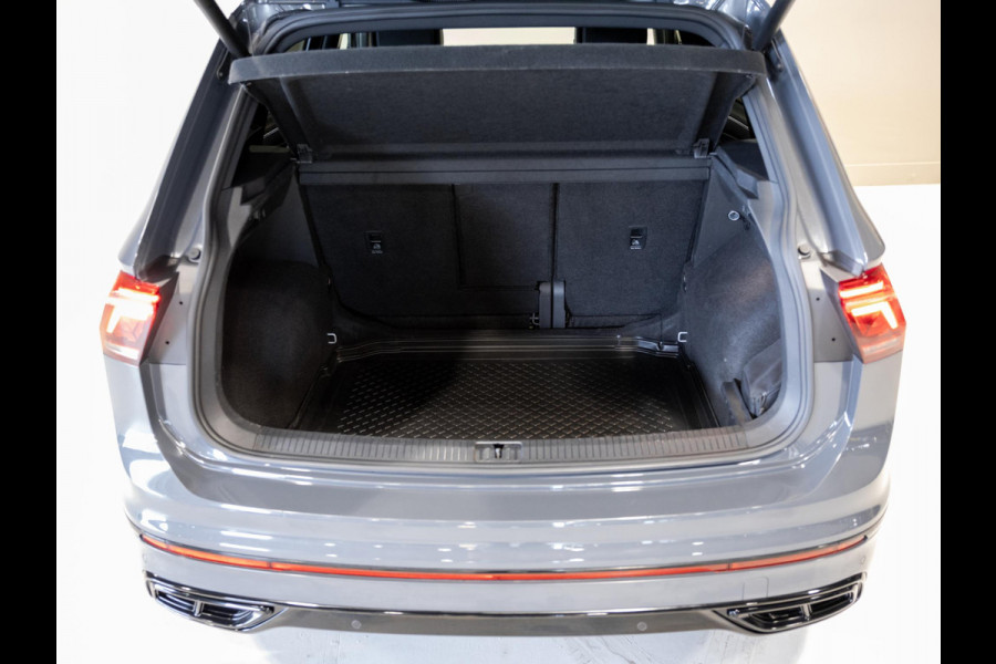 Volkswagen Tiguan 1.5 TSI R-Line Business+ / 150pk / NAP / Panorama dak / Stoelverwarming / Voorruit verwarming /