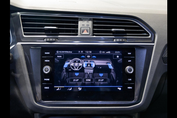 Volkswagen Tiguan 1.5 TSI R-Line Business+ / 150pk / NAP / Panorama dak / Stoelverwarming / Voorruit verwarming /